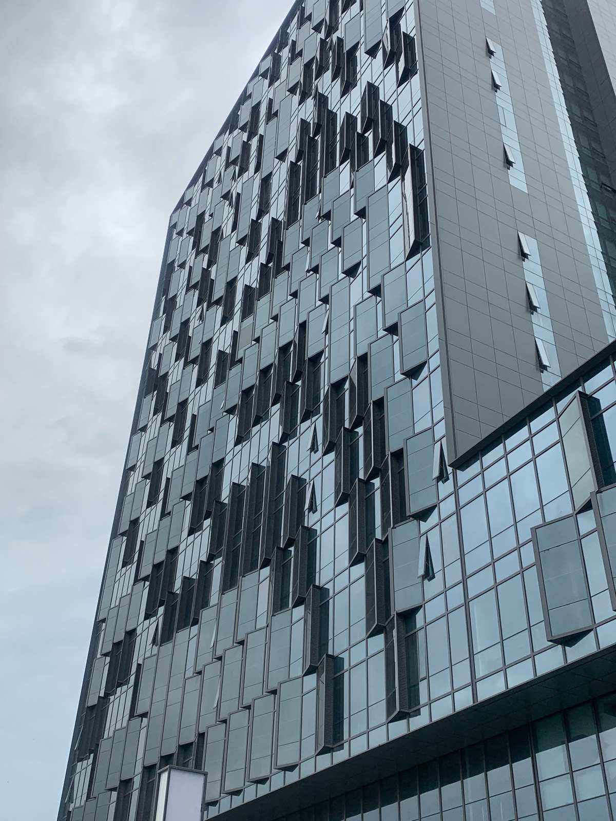 商业建筑中如何选择最佳光伏材料 商业建筑中如何选择最佳光伏材料