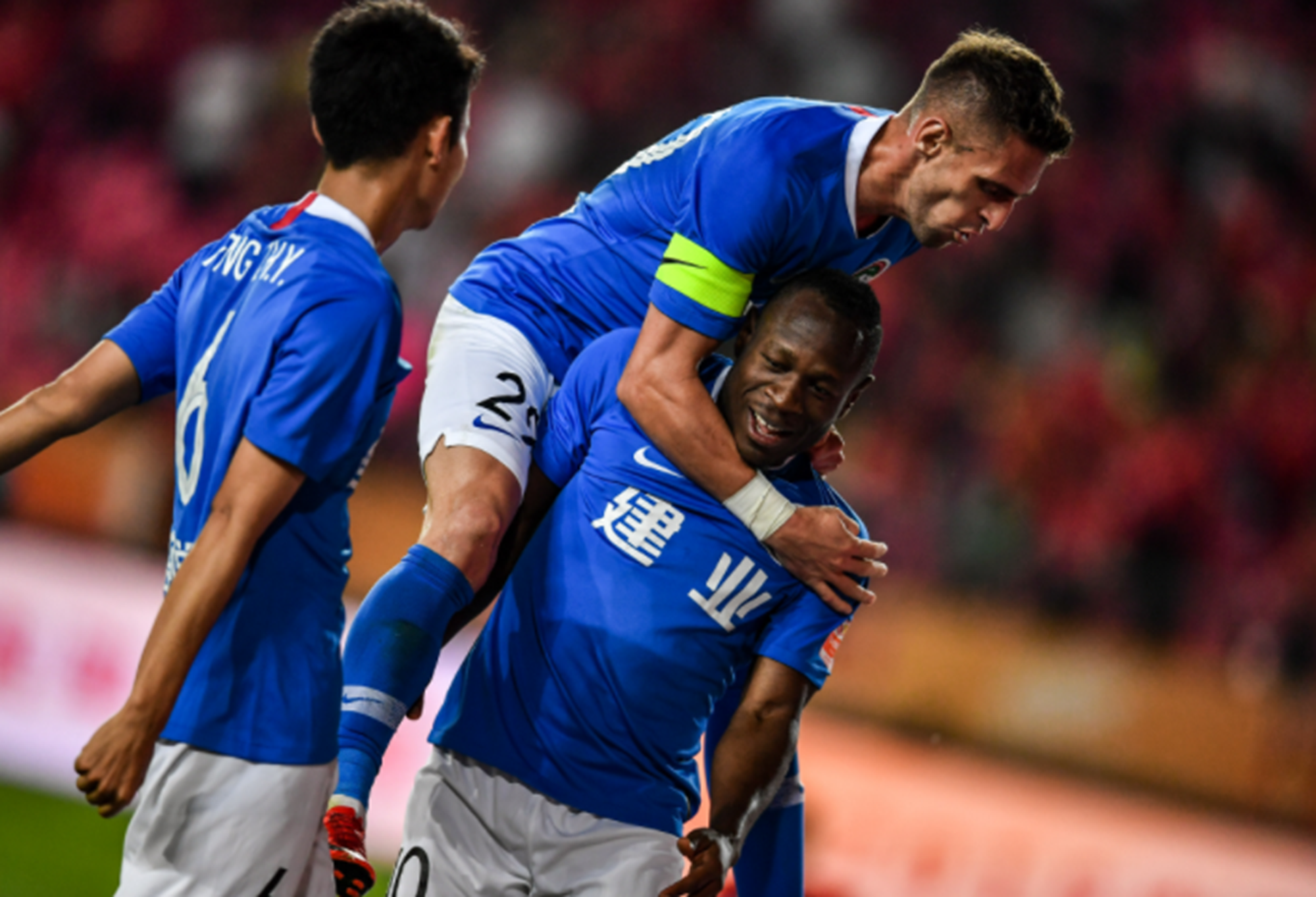 上海上港客场不敌,积分缩小差距 上海上港客场不敌,积分缩小差距