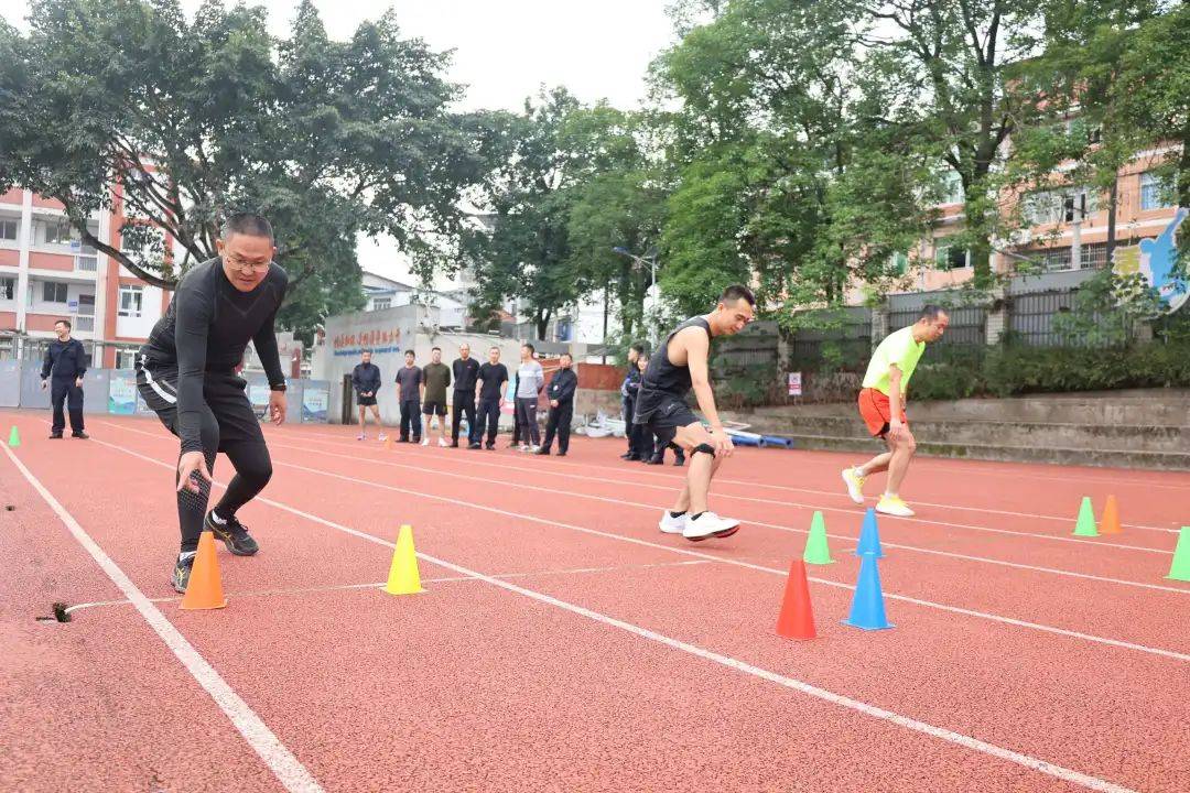 运动健儿拼搏进取，挑战极限不言败