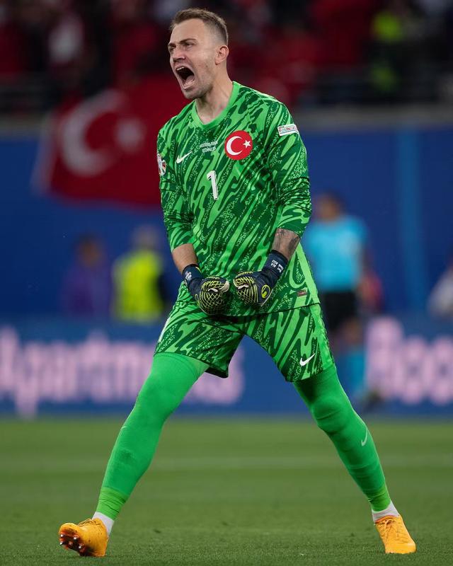 荷兰队客场战胜土耳其,晋级一片又一片 荷兰队客场战胜土耳其,晋级一片又一片