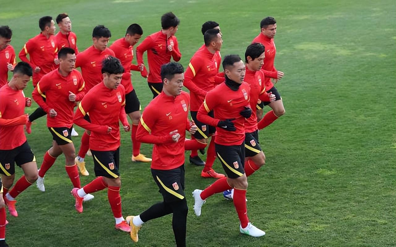 国内足球盛事选手坚守赛场运气稀薄燃放激情及火焰