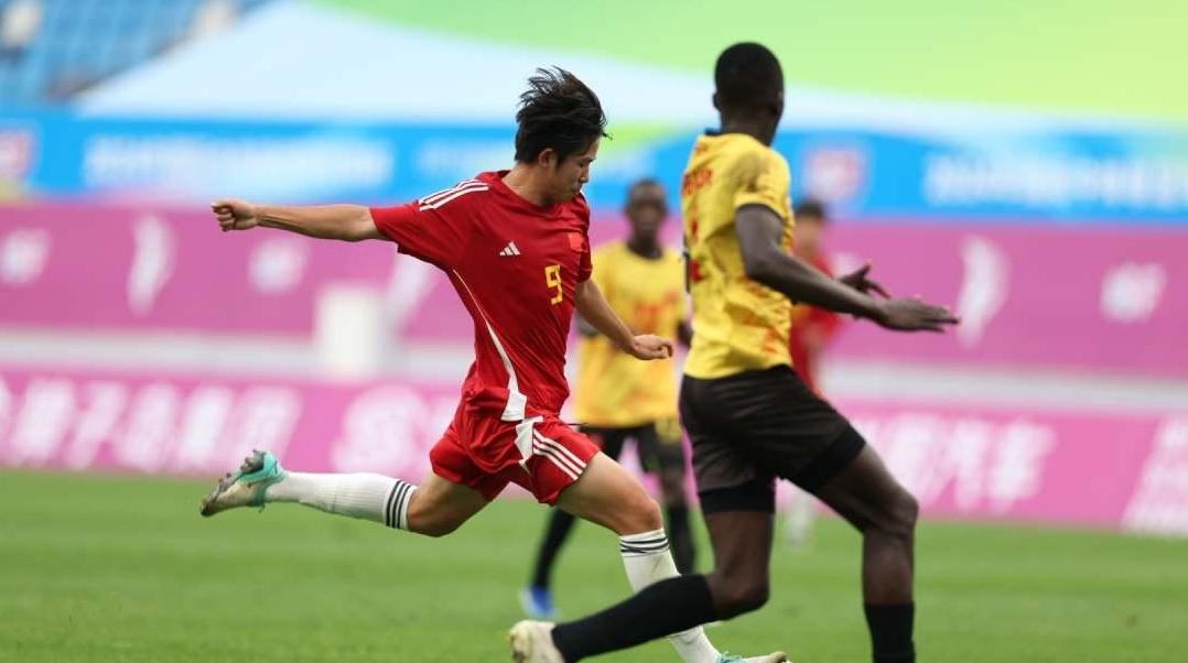 国际足球比赛中，中国队连胜两场