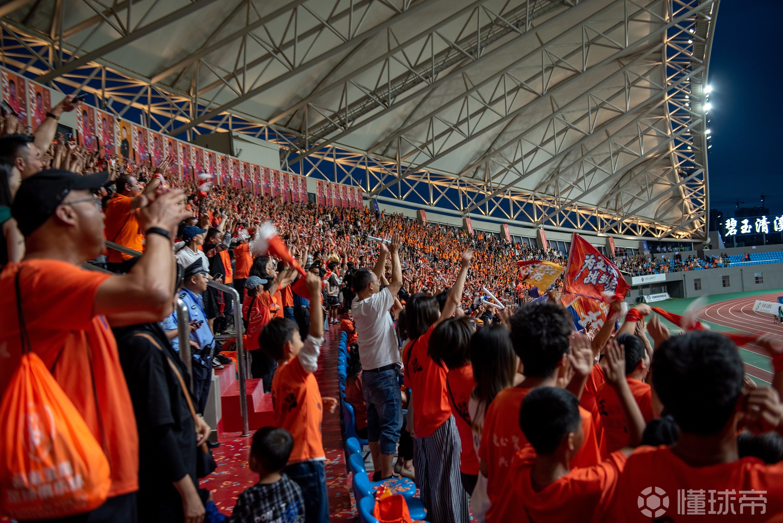 国内足球赛事纷繁复杂，精彩不容错过