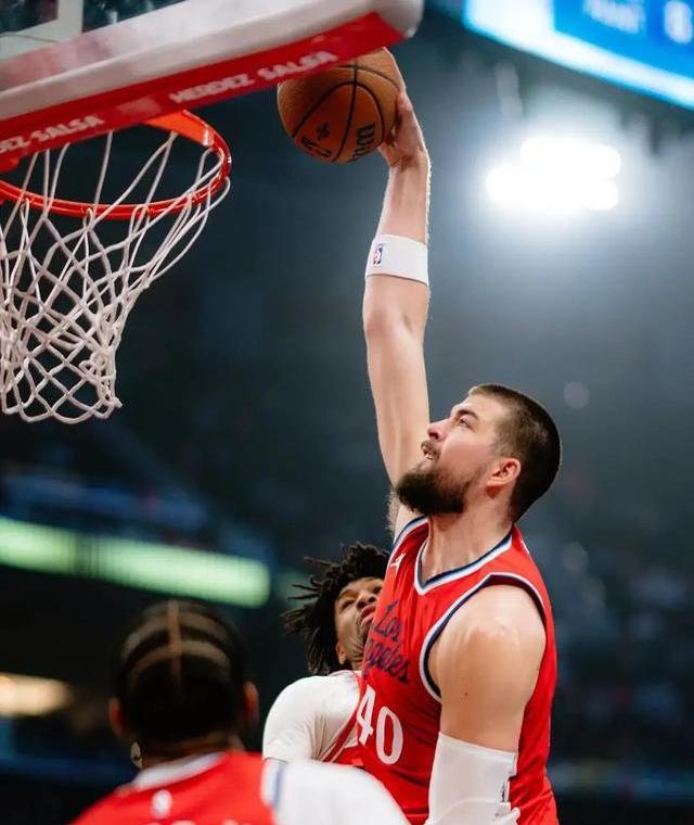 洛杉矶快船队主场失利，球迷期待主场弥补