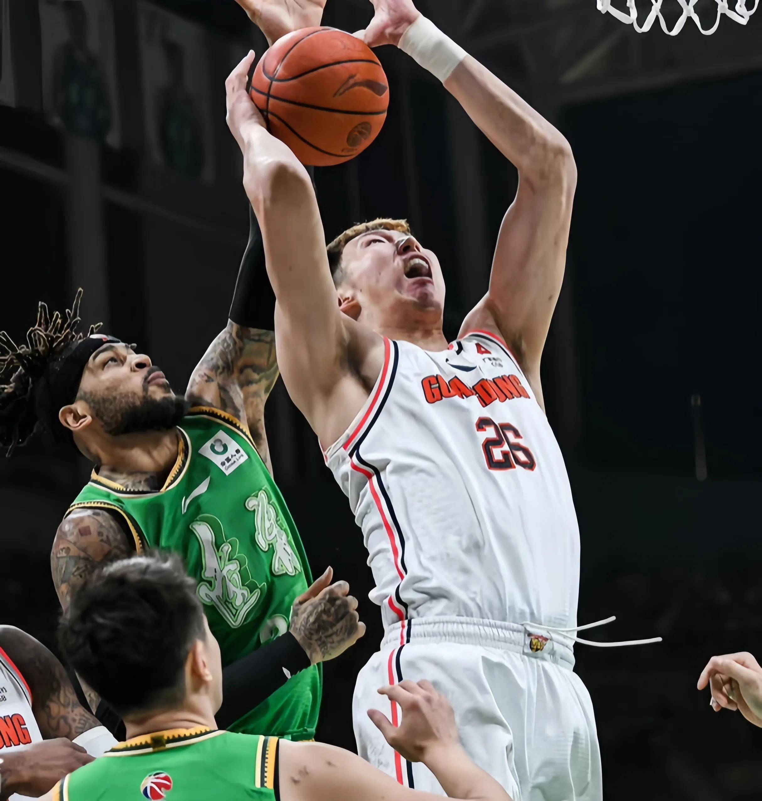 篮球联赛球队激烈争霸的瞬间