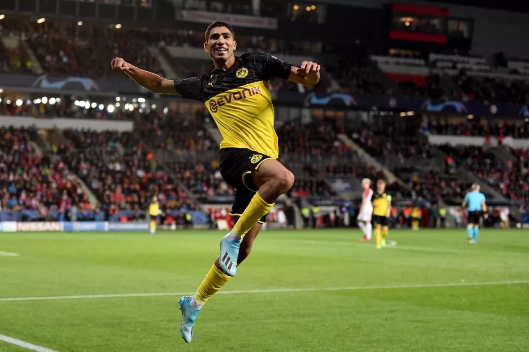 里昂防线表现抢眼,稳固球队胜利基石 里昂防线表现抢眼,稳固球队胜利基石