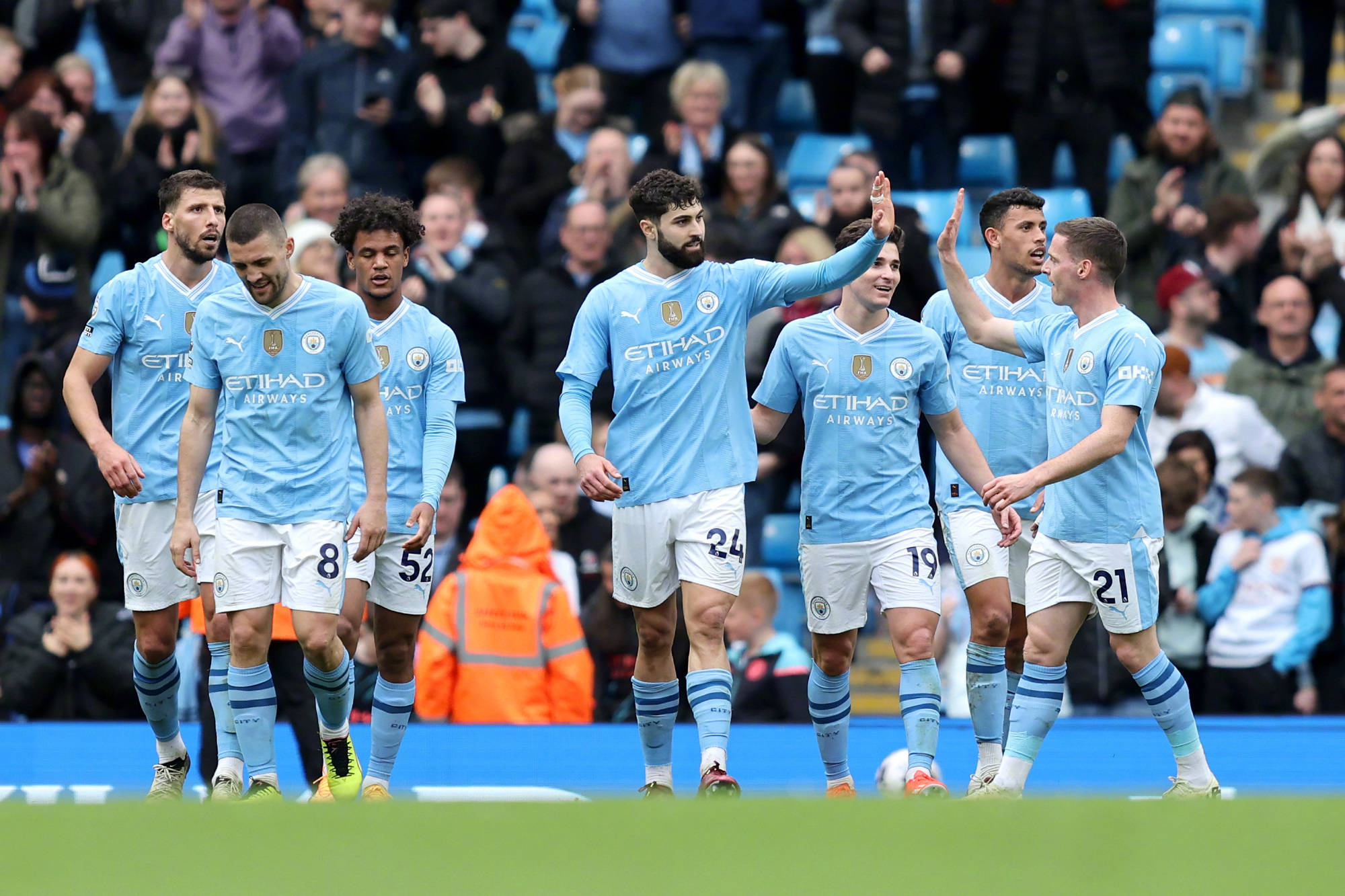 曼城大胜对手，继续领跑英超