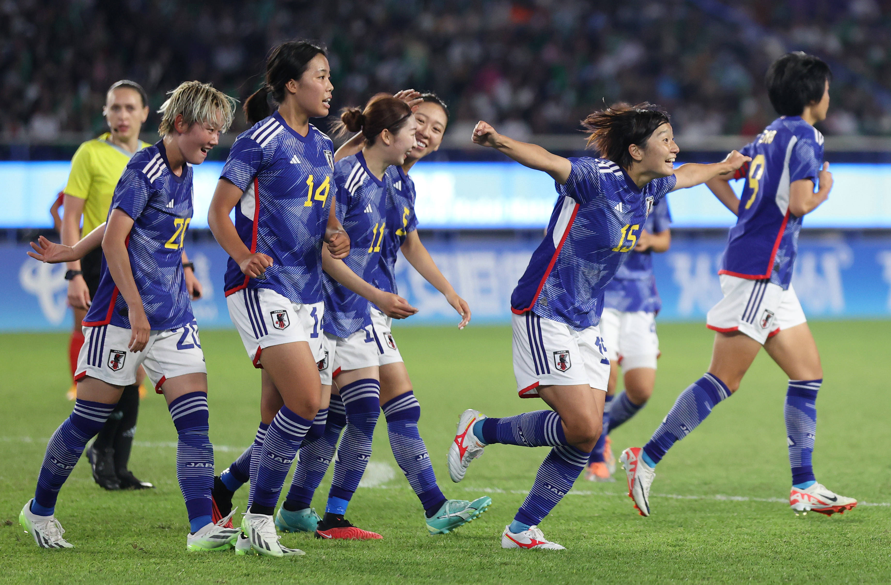 与世界顶尖球员同场竞技,女足队员展现实力 与世界顶尖球员同场竞技,女足队员展现实力