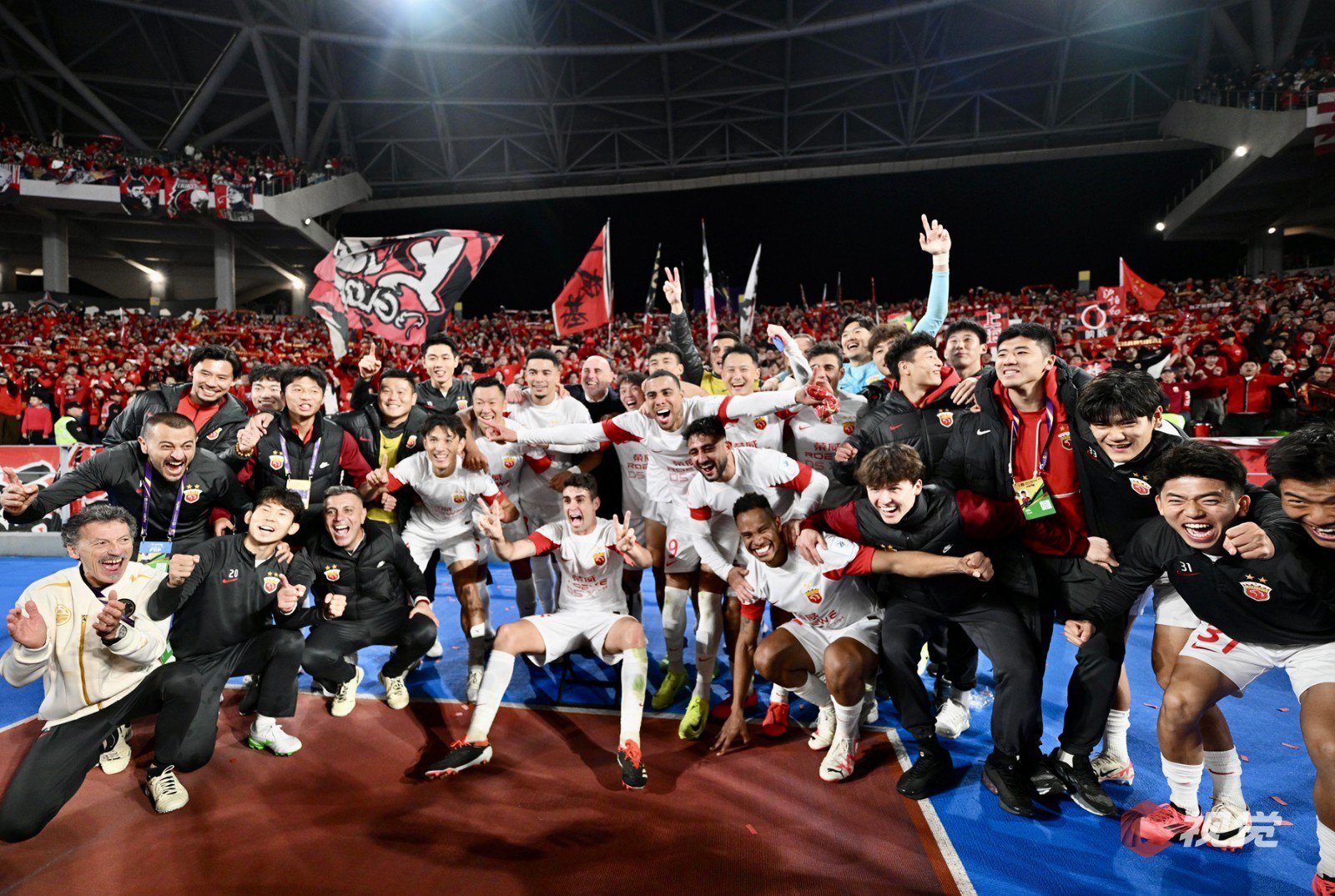 球队备受瞩目,球员们上演了激动人心的角逐 球队备受瞩目,球员们上演了激动人心的角逐