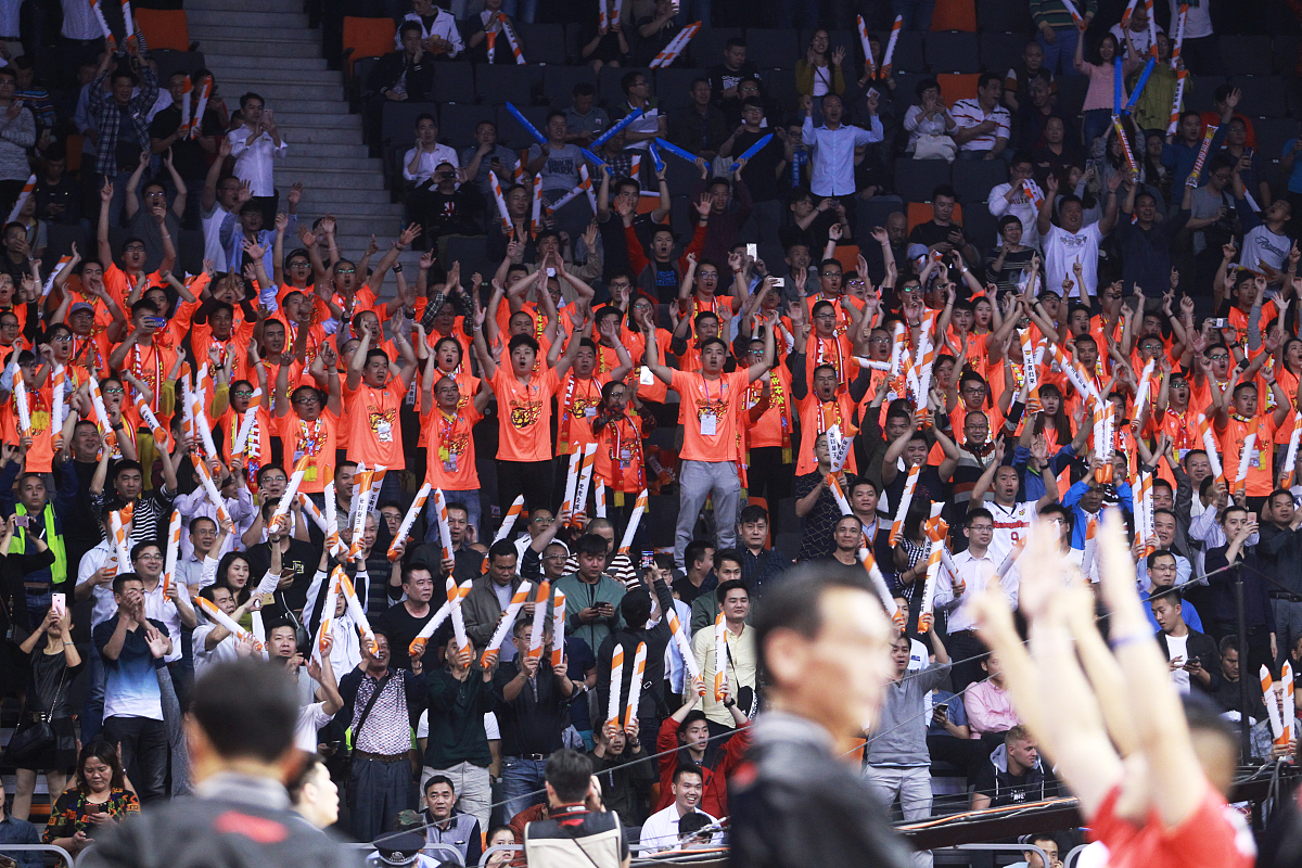 球队备受瞩目,球员们上演了激动人心的角逐 球队备受瞩目,球员们上演了激动人心的角逐