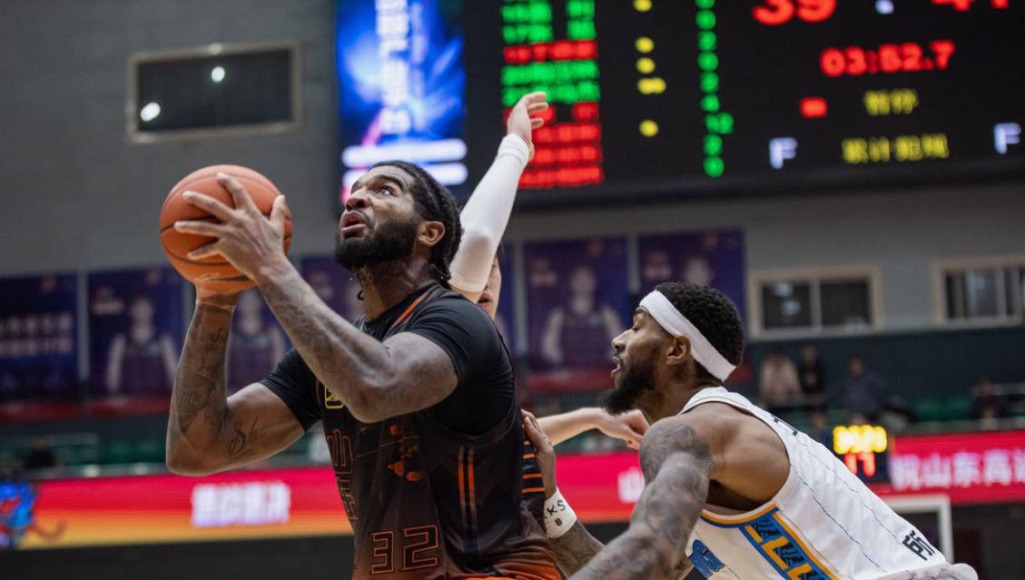 球场强力争夺激烈胜负悬念令人关注 球场强力争夺激烈胜负悬念令人关注