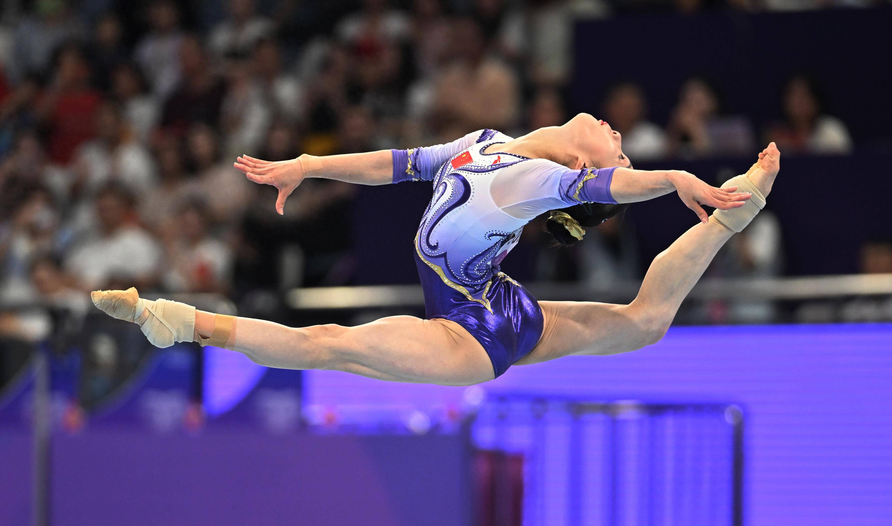 体操比赛选手技艺高超，团队协力