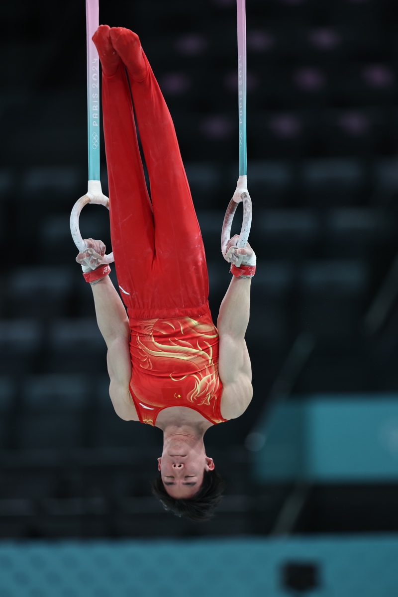 体操比赛选手技艺高超，团队协力