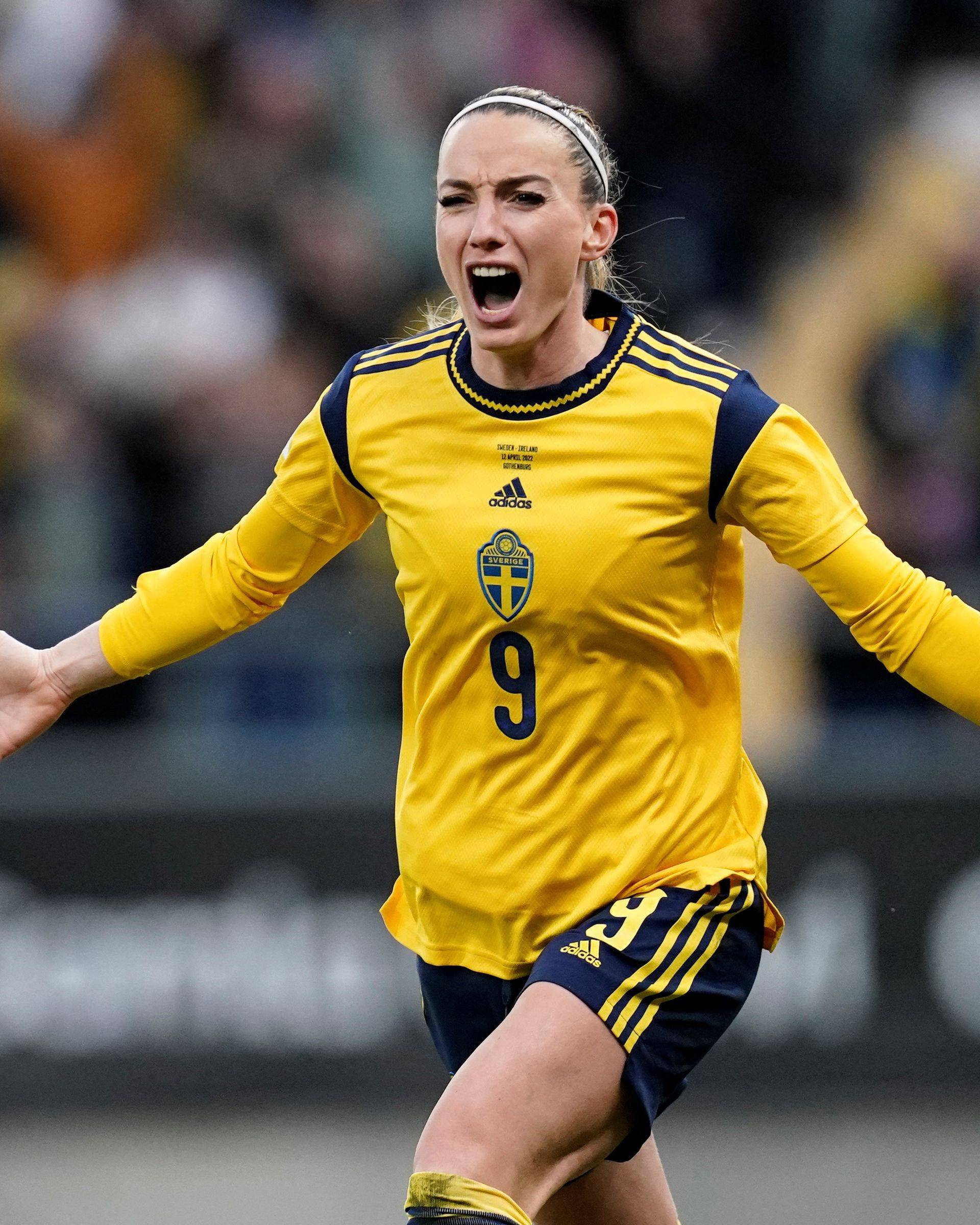 德国女足队员在比赛中表现抢眼，引发球迷欢呼