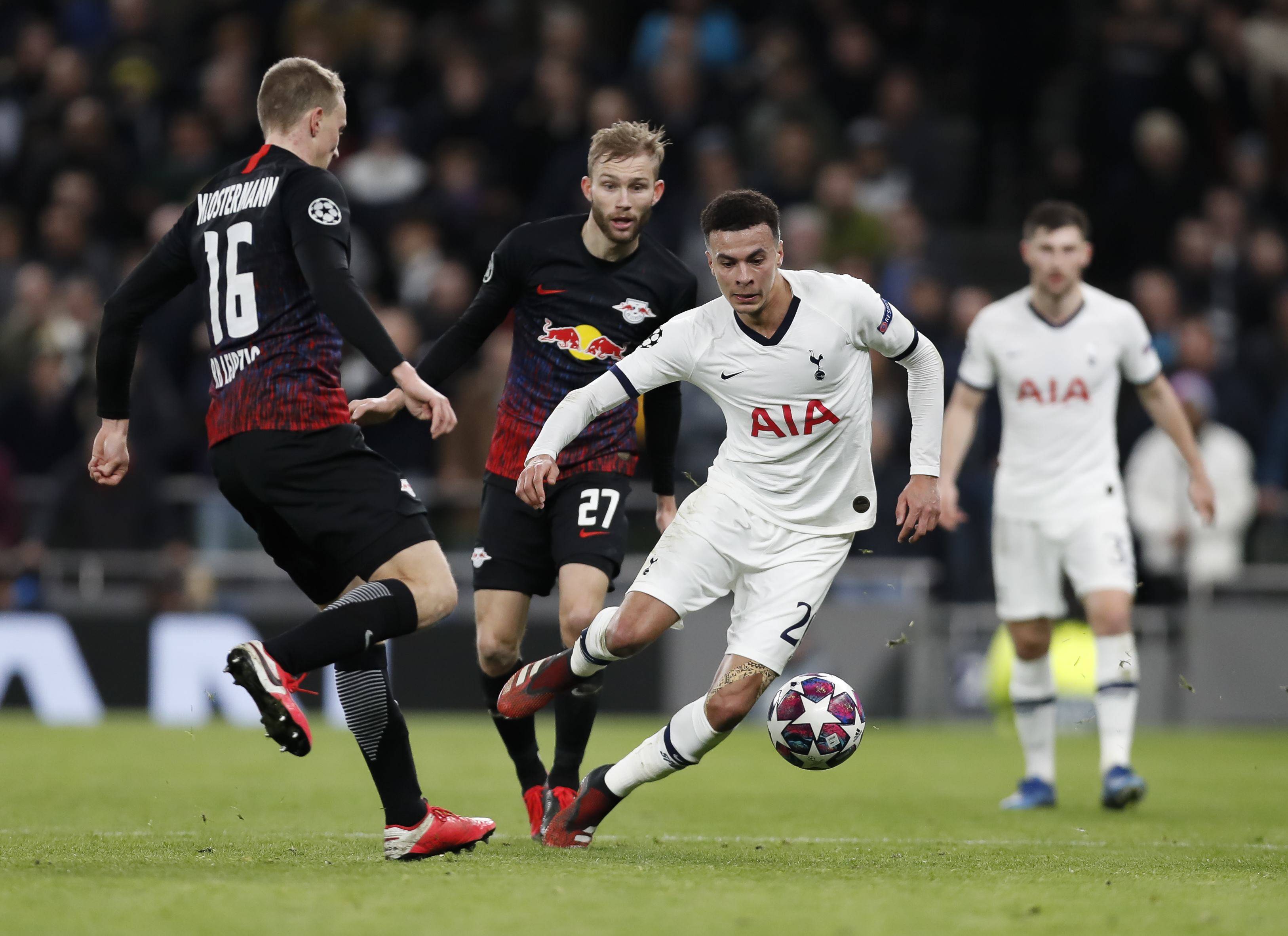 足球联赛冠军争夺战激烈,各队争相攀升 足球联赛冠军争夺战激烈,各队争相攀升